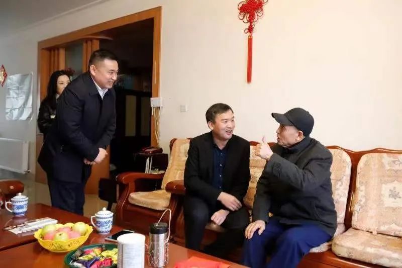 在张守福家中,李秀峰一行为他送上了慰问金与慰问品,询问了张守福的