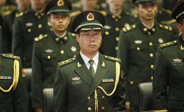 军军官军衔就是一模一样的,也是分为尉官(上尉,中尉,上尉,校官(少校