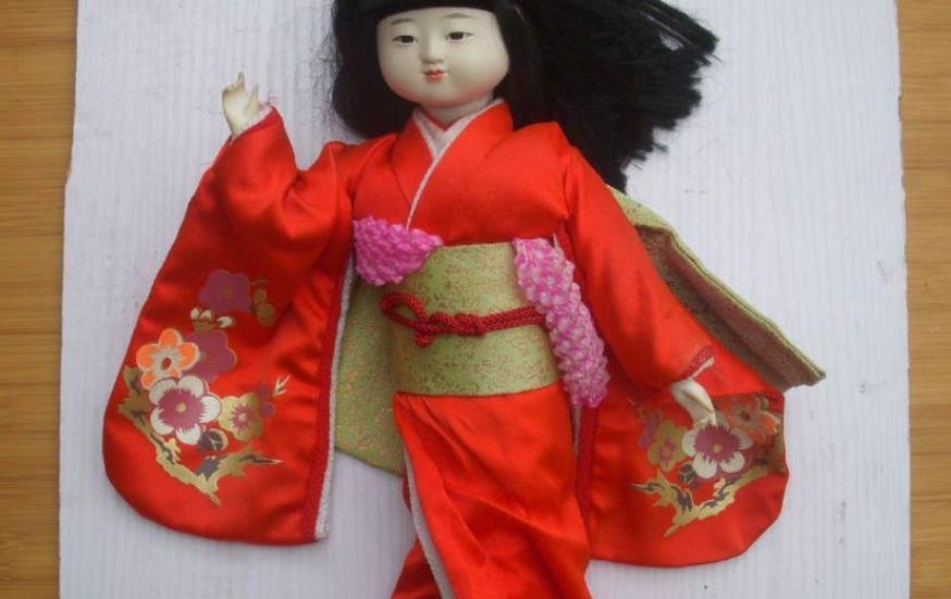 日本布娃娃菊子突然患上了感冒,并且一病不起,最后失去了生命.