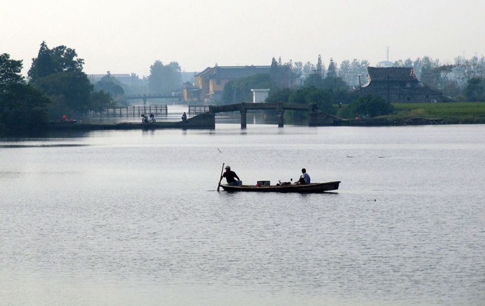 湖"广袤数万顷,烟波浩渺,面积比东钱湖要大3倍,曾巩《广德湖记》说"