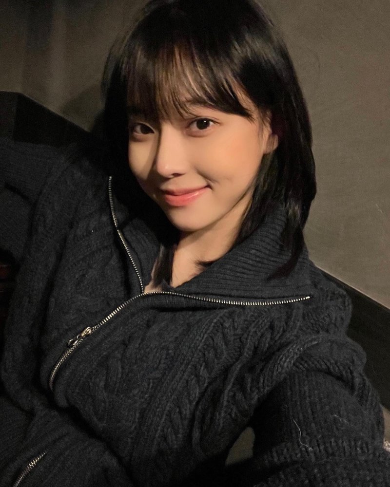 aespa成员winter旼炡晒自拍展示了酷酷的美貌