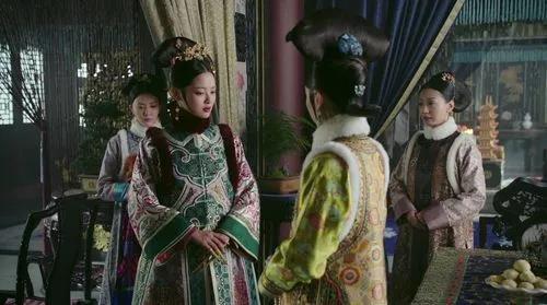 他的生母是嘉嫔金氏,就是如懿传里大名鼎鼎的金玉妍,被皇帝掌掴次数最