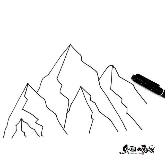 步骤三:准备一张白卡纸,用黑色勾线笔画出雪山的外形轮廓,注意外形的