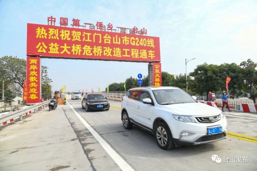 在实施公益大桥危桥改造的同时,公路部门和大江镇人民政府又投入近