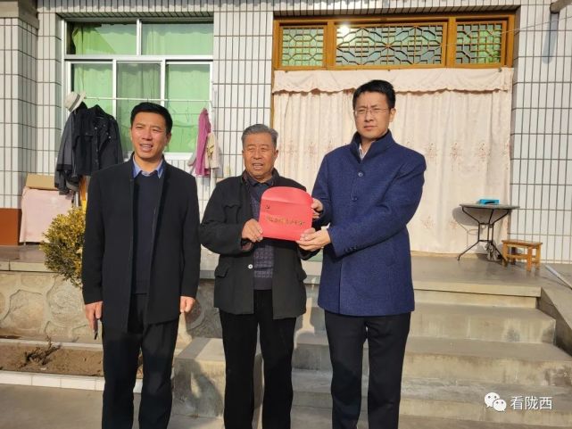 近日,县委常委,副县长陈华明到文峰镇等地开展走访慰问活动,为他们送