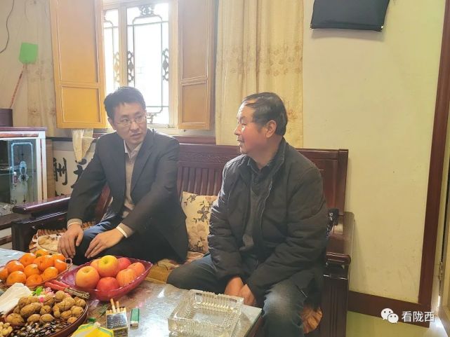陈华明慰问道德模范和生活困难党员