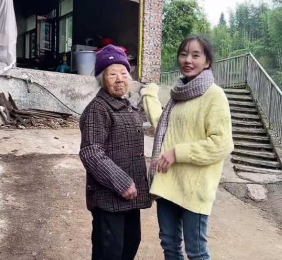 悲惨网红黄琴靠卖惨涨粉四百万后被曝住豪宅开豪车