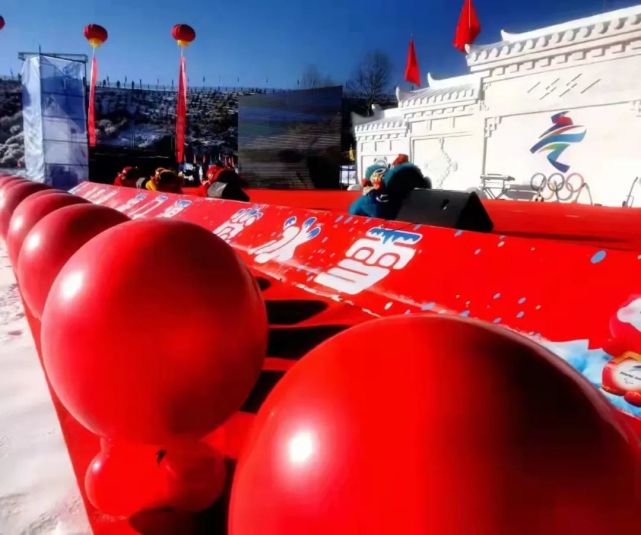 门源照壁山冰雪乐园举办冰雪秀风采照壁迎冬奥花儿演唱会