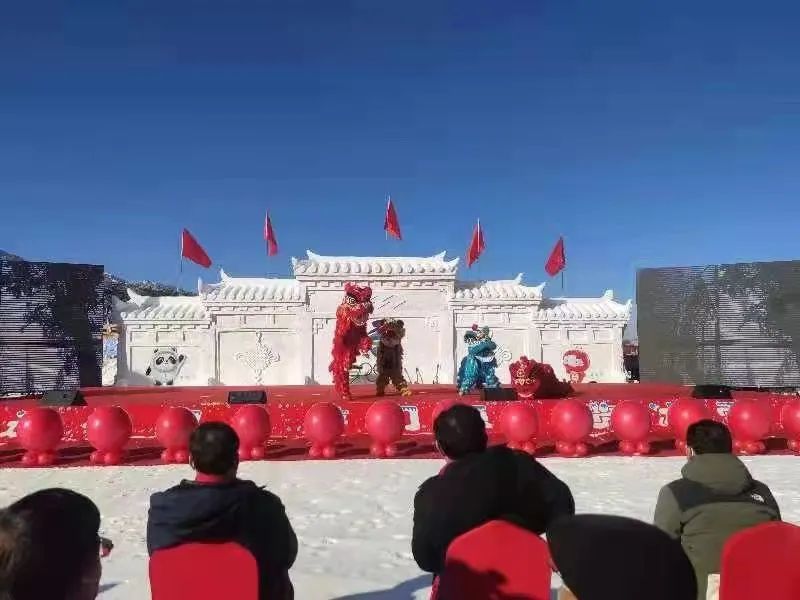 门源照壁山冰雪乐园举办冰雪秀风采照壁迎冬奥花儿演唱会