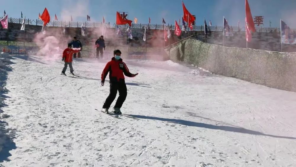 门源照壁山冰雪乐园举办冰雪秀风采照壁迎冬奥花儿演唱会