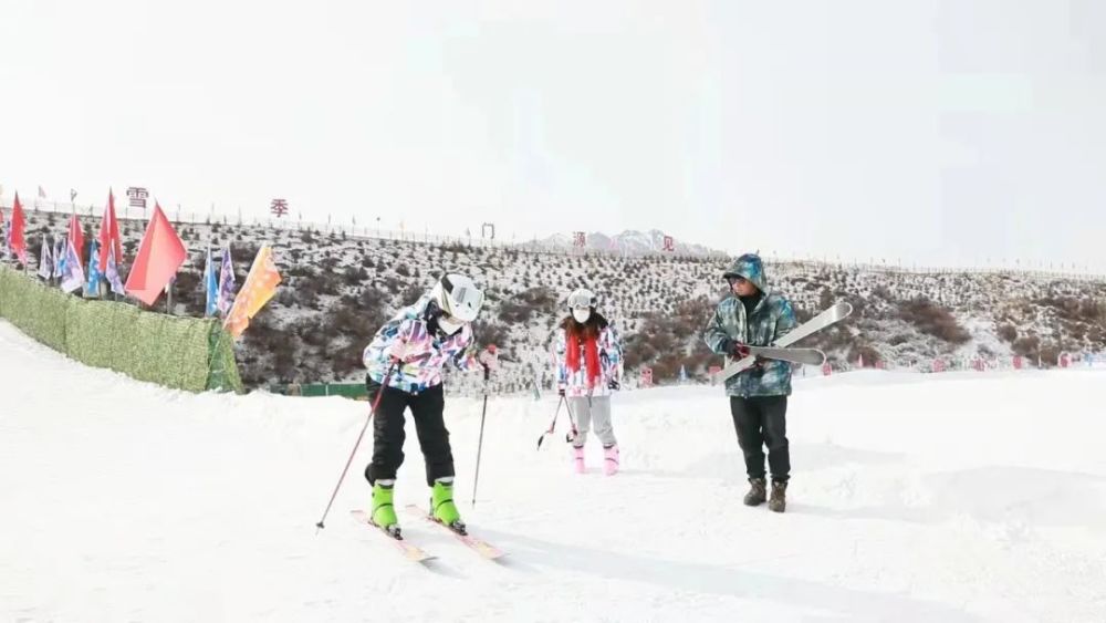 门源照壁山冰雪乐园举办冰雪秀风采照壁迎冬奥花儿演唱会