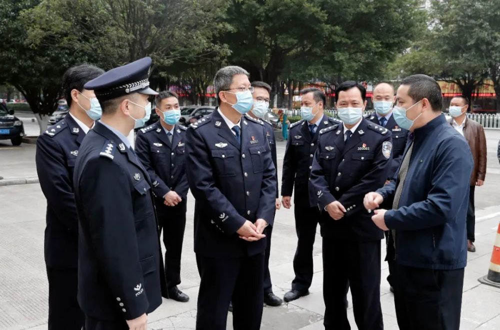 公安局党委副书记,常务副局长钟明的陪同下,来到桂林市临桂区督导疫情