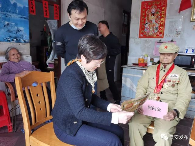 1月21日下午,云安区委书记梁玉莉到六都镇走访慰问老党员,困难党员和