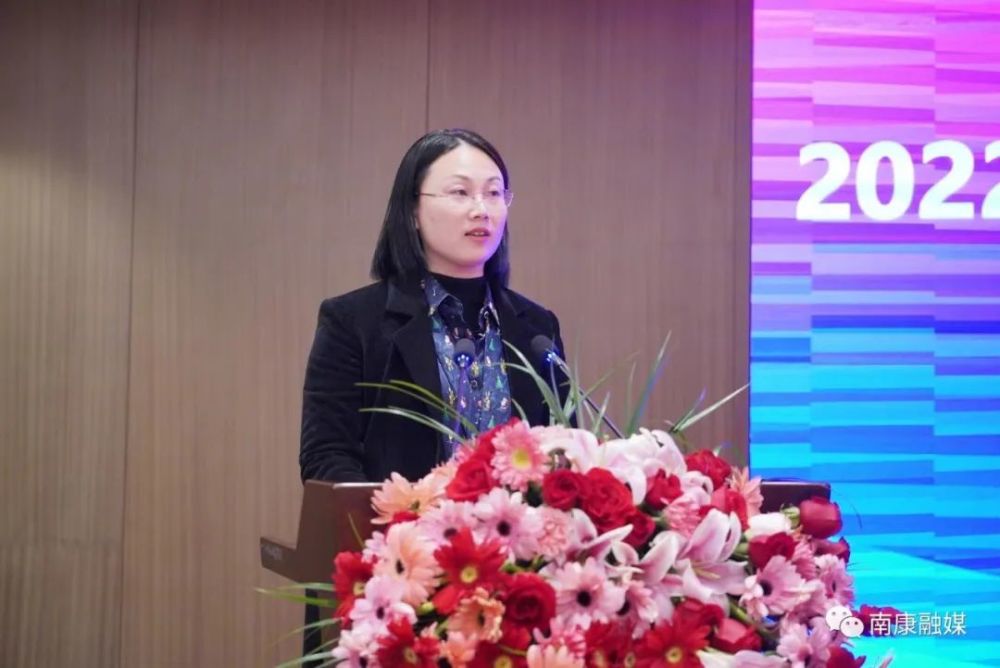 刘婷婷主持签约仪式李成胜介绍拟签约项目情况