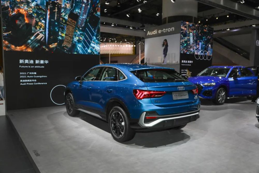 奥迪q3sportback2022款40tfsirs套件燃速型外观运动动力强悍