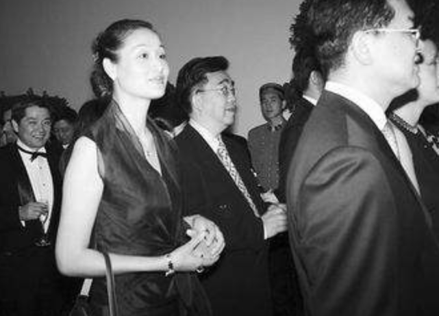 那是一场模特大赛,21岁的宋美英,是其中一名选手.