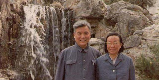 原子弹之父邓稼先的夫人许鹿希:父亲是副国级,现仍