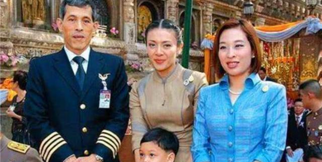 泰国最美王妃失宠后被迫削发为尼在儿子面前要匍匐下跪行礼