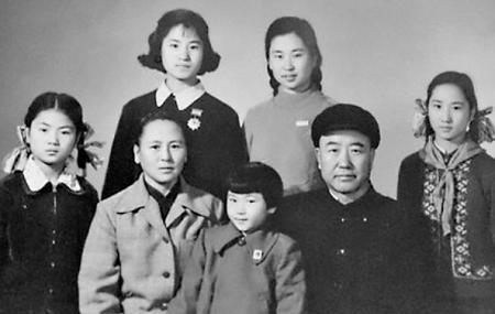 董其武领导绥远起义后1955年授上将衔其子女生活得怎么样