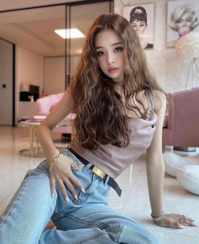 韩国知名网红宋智雅,可以说是红极一时,出生于2007年的她,也才仅仅15