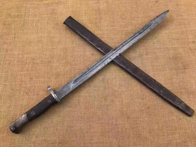 而且卡簧和日军的30式刺刀一样,但中正式刺刀也有枪管套环,可以通过