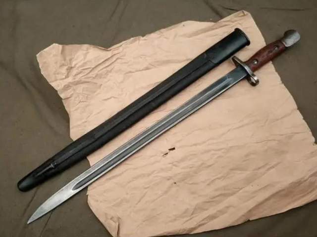 m1907是二战期间英军李·恩菲尔德步枪上所使用的刺刀,实际上它就是m