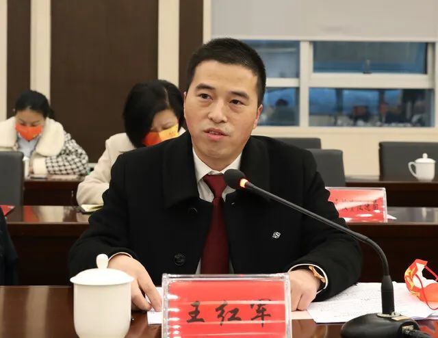 受区委书记刘军委托,王红军在座谈会上作了讲话.