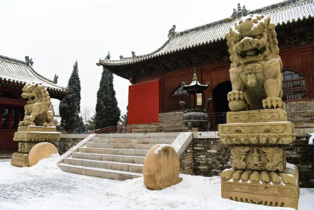 而逝我看到街角的红灯笼落满雪崇福寺静静地安守时光来源:朔州新闻网