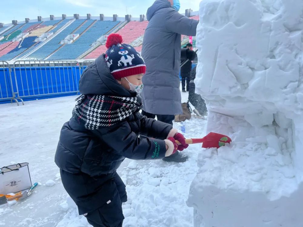 关注第九届延吉国际冰雪旅游节北国少年杯亲子雪雕大赛昨日举行