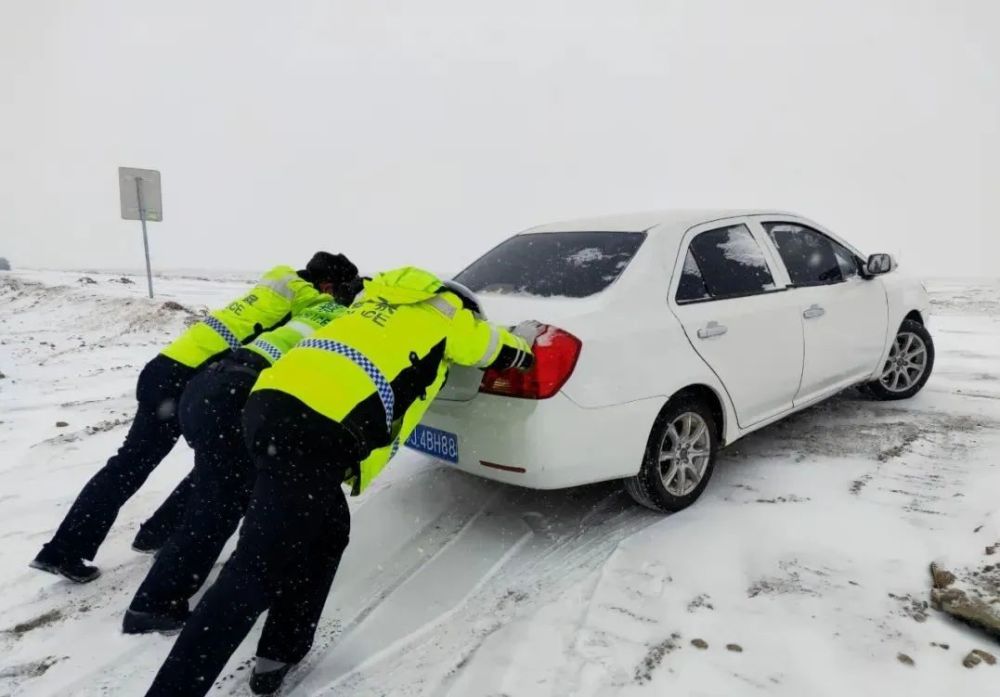 平安春运丨交警同行乌兰察布商都交警雪中执勤保畅通展现亮丽雪警