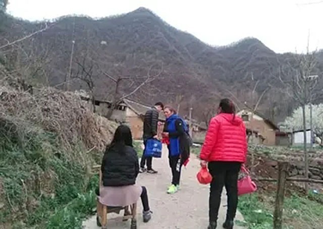 河南"椅子女孩":先天重度残疾,身高仅80厘米,27岁才走出大山
