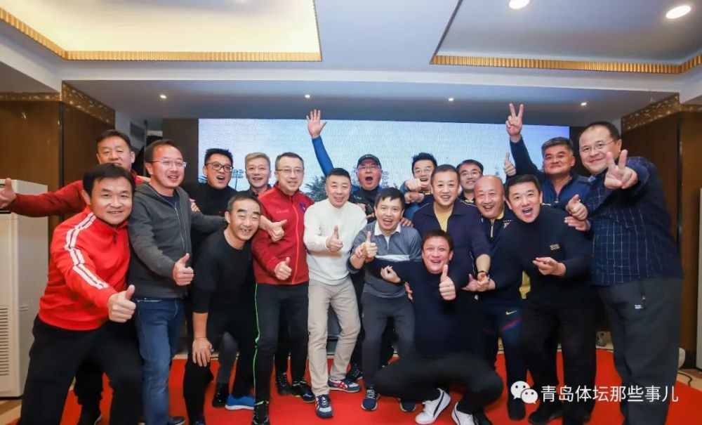 中能集团董事长兼总裁乔伟光在世纪阳光三连冠庆典上与青岛业余足坛