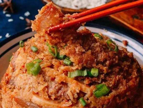 芋头粉蒸肉的做法:备用食材:五花肉255克,芋头220克,蒸肉粉半碗,白糖