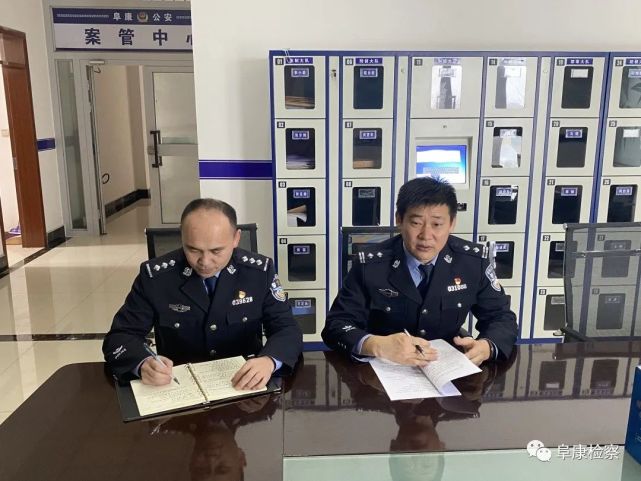 阜康市人民检察院党组成员,副检察长何劲,阜康市公安局副局长刘峰