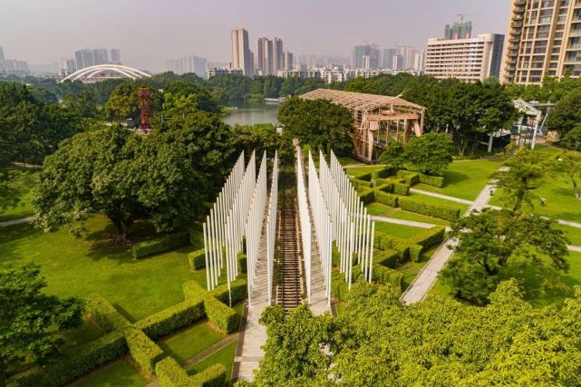 以公园路网的设计为例,该路网采用若干组放射性道路组成,既不用中国