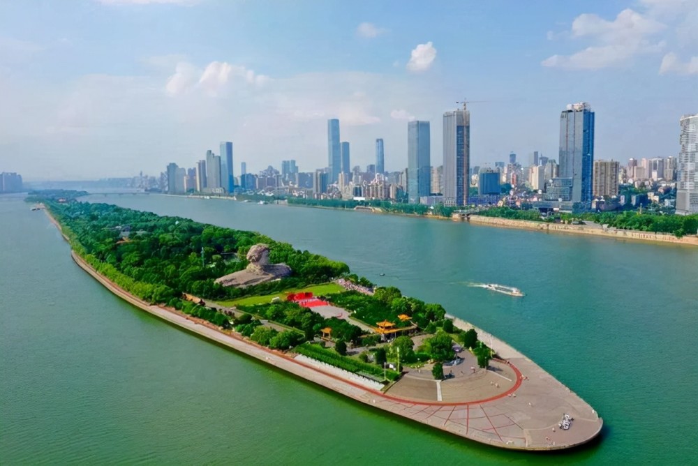 多年的历史,是湘江中心的一个小岛,长约五公里,橘子洲头又名桔洲公园