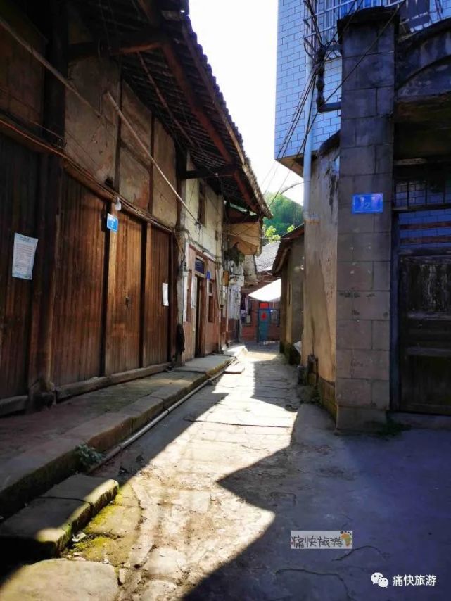 清同治九年(1870,叙府教区派泸州林神父(法)来富顺石灰溪(今安溪镇)