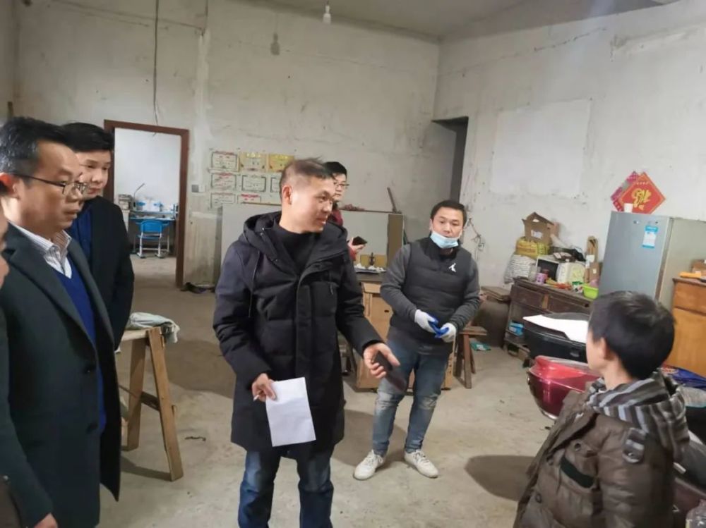 爱心暖冬在行动黄梅法院院长陈孔齐深入新开镇走访慰问困难家庭