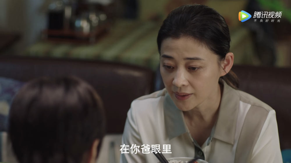 陈冕和母亲生活在济南,陈敬业在黑龙江队当主教练,向北(陈美伊 饰)是