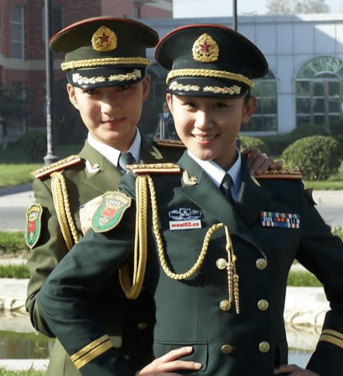 如今,2021式新款军装正陆续装备部队,相信新式军服一定会成为官兵新的