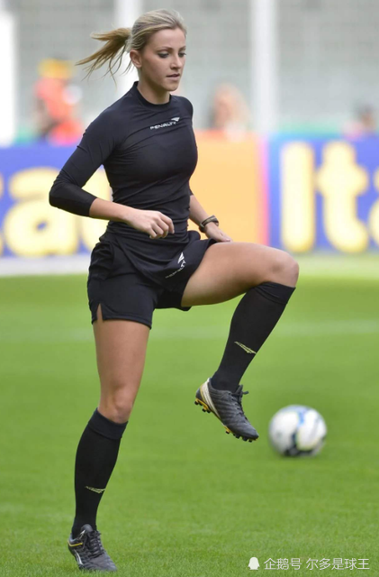 最美足球女裁判乌莉亚娜