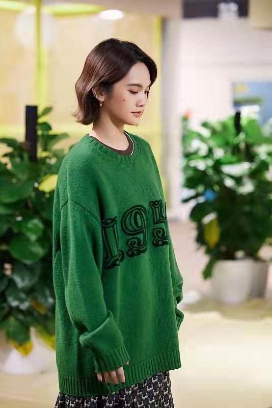 短发的杨丞琳也好美,穿绿色毛衣印花裙慵懒随性,37岁依然可爱