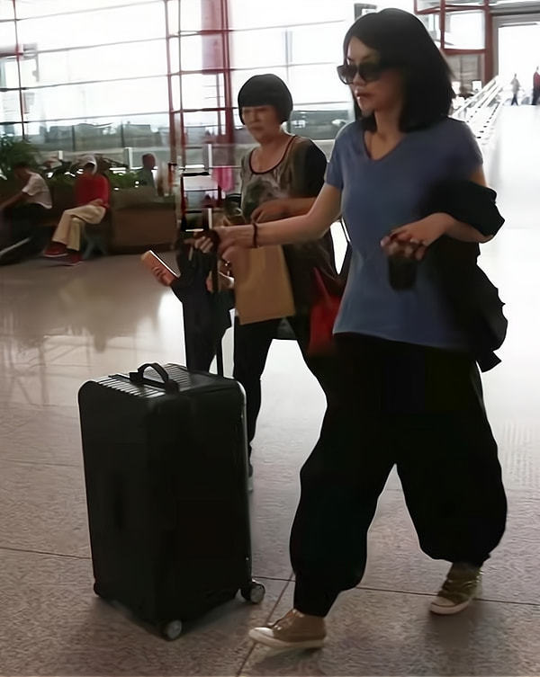 王菲走机场旧照火了穿衣搭配引起热议被指平平无奇