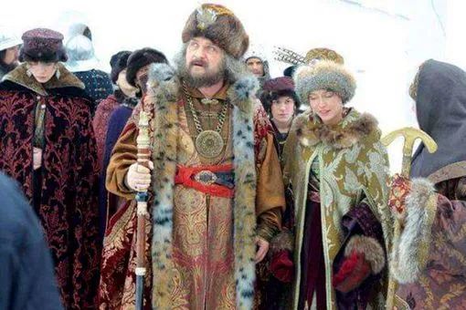 每个俄罗斯人的身后都有蒙古人的影是什么意思