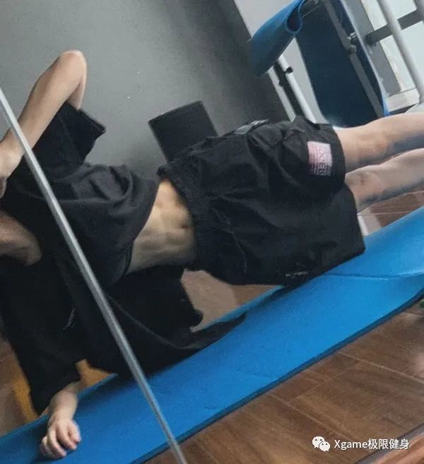 小鲜肉晒腹肌引发群嘲网友瘦子的腹肌毫无意义