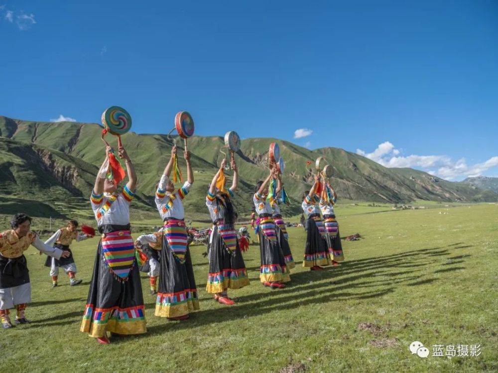 丁青热巴传统古老,流派众多,技艺高超,是藏族民间舞蹈中不可或缺的