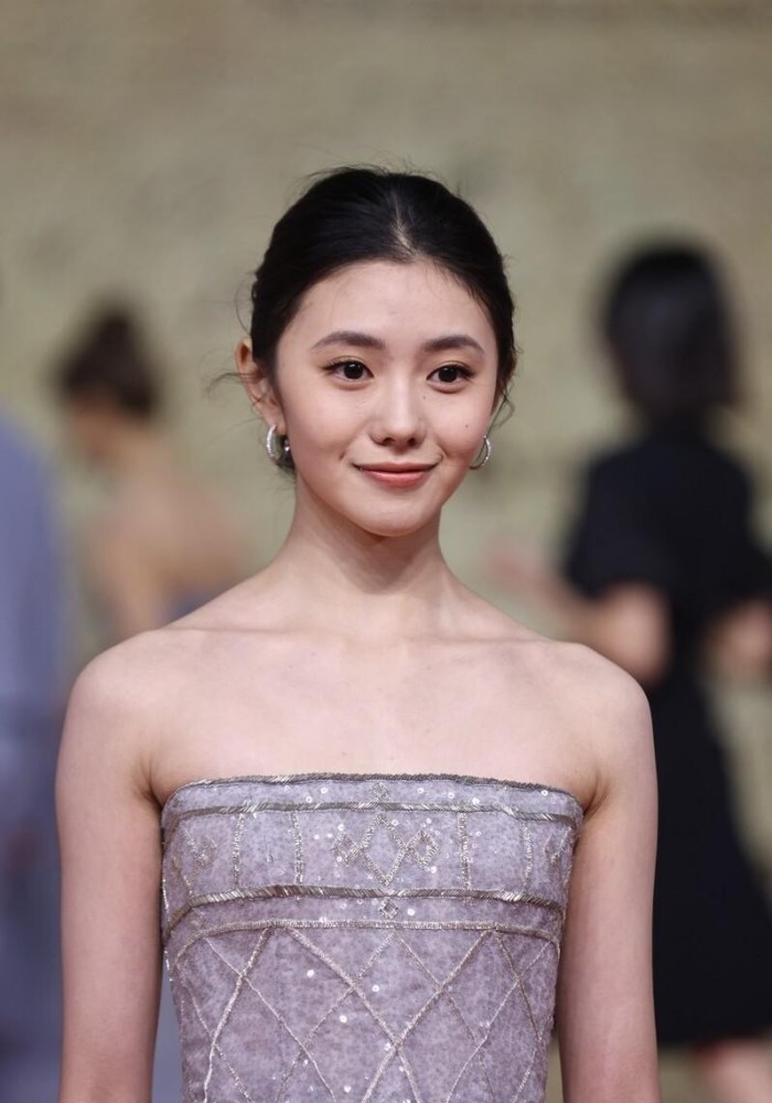 张艺谋挺喜欢清纯的女孩新晋谋女郎刘浩存就很有大家闺秀感