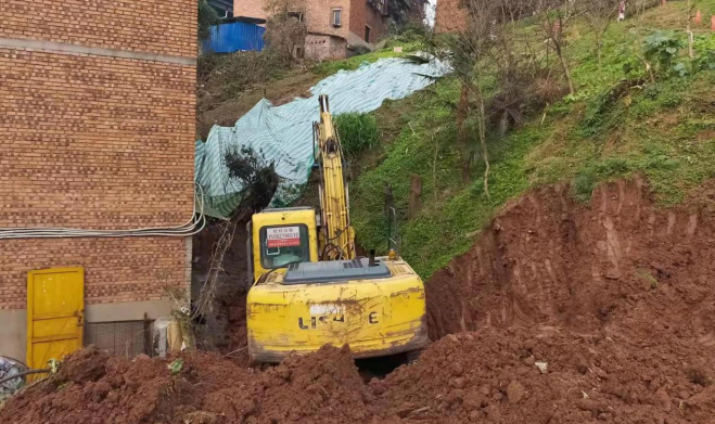 通川区西城牌楼社区山体滑坡危及房屋多部门协同紧急排险