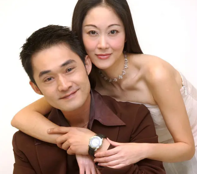认识江国宾之前,她曾与导演张孝正结婚生娃,没想到对方竟然背叛了她.