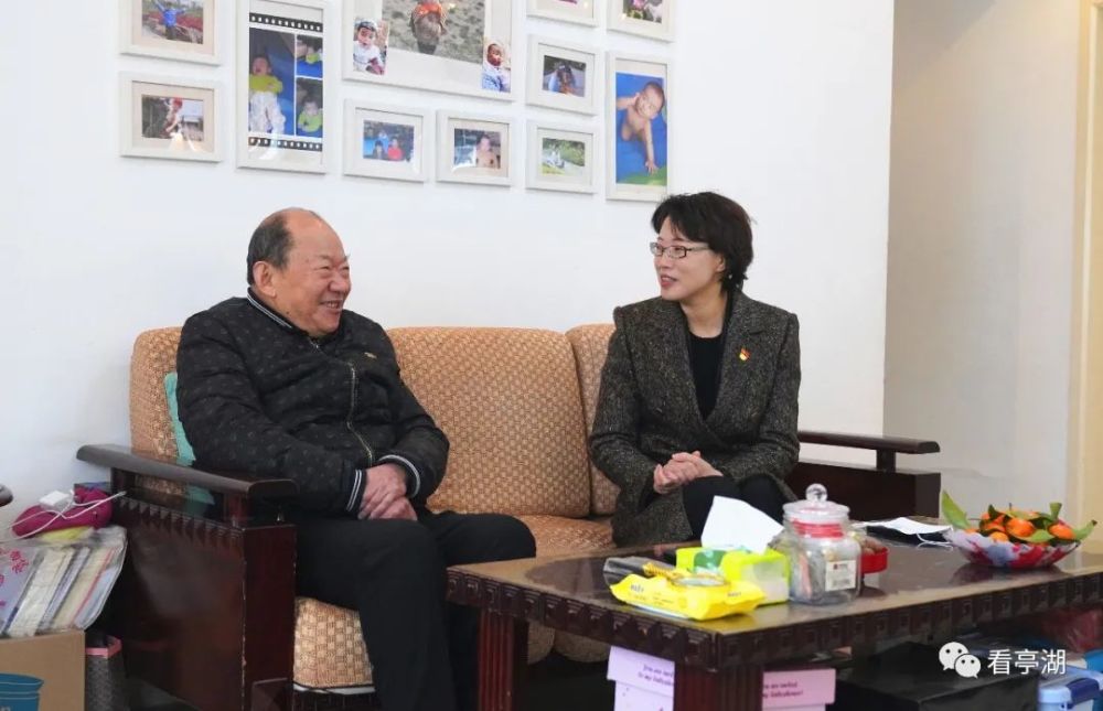 送上新春问候和美好祝愿夏思军盛艳等区四套班子领导看望慰问离退休老
